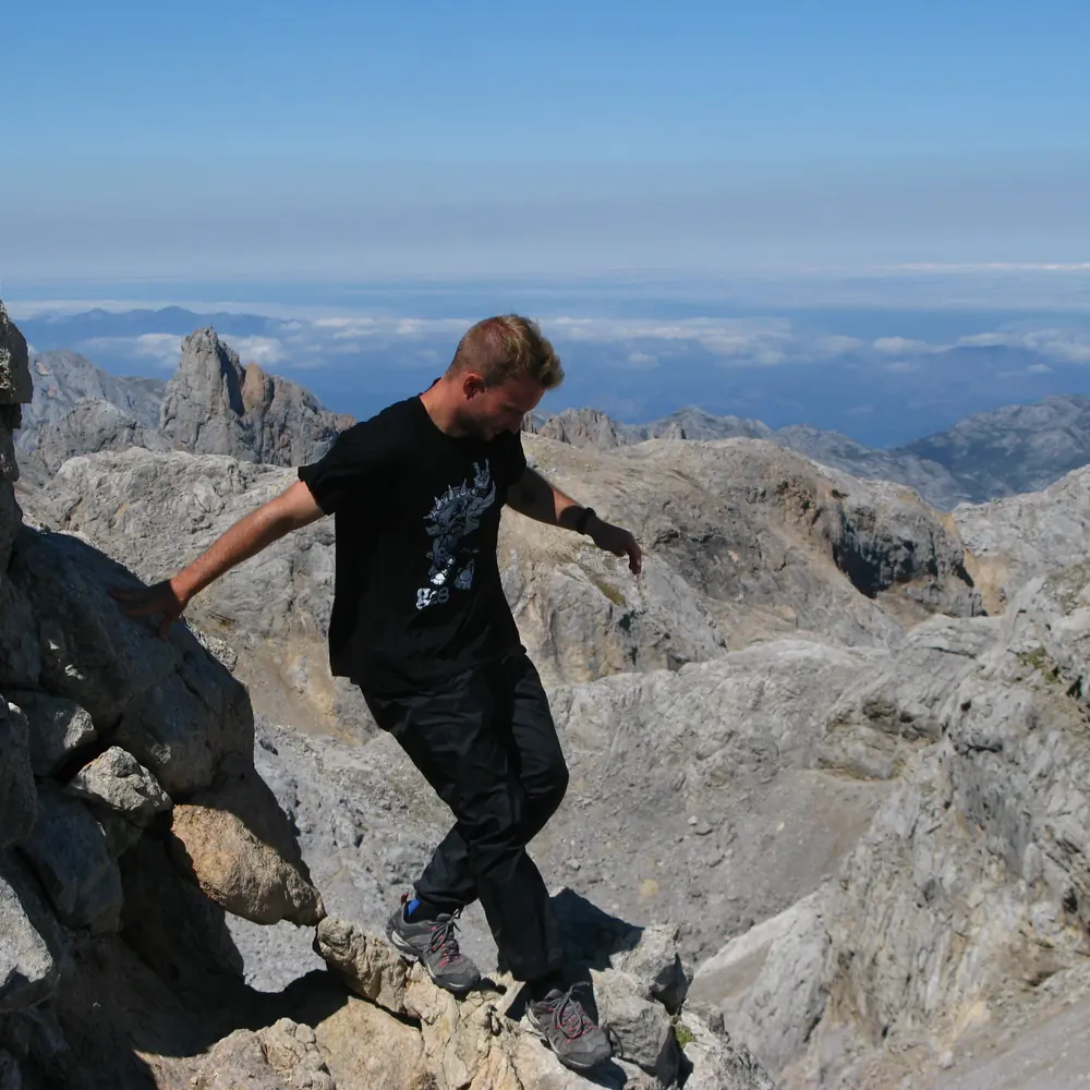 Arturo Carrasco auf einem Hochgebirgsgipfel