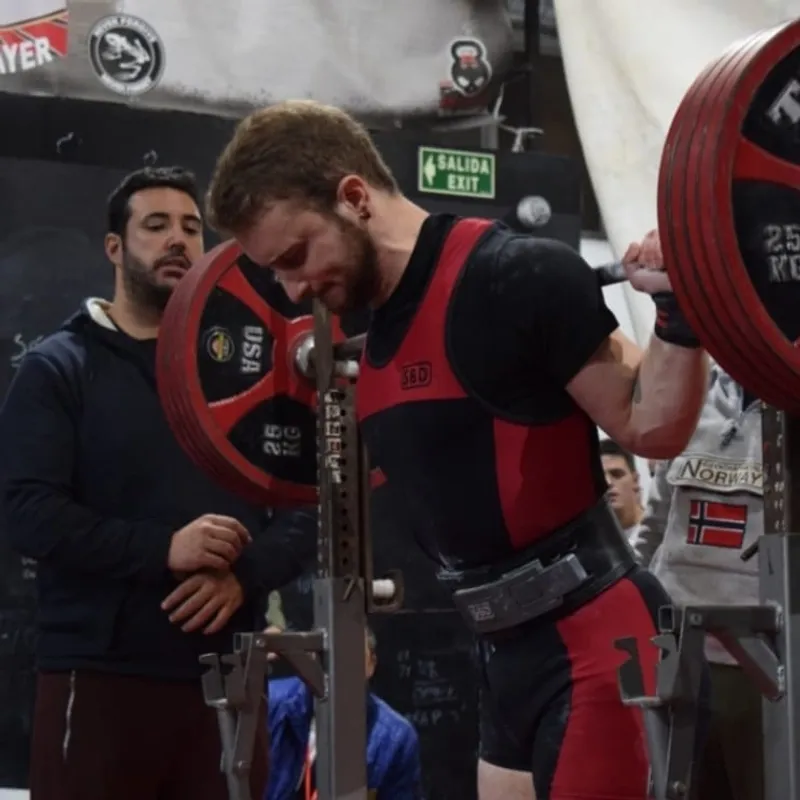 Arturo Carrasco bei einer Wettkampfkniebeuge im Powerlifting
