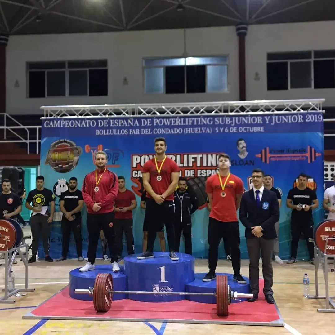 Arturo Carrasco en el podio del Campeonato de España Junior de powerlifting